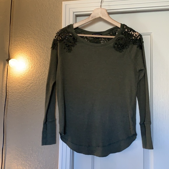 AE xs cute army green long sleeve with inset lace - Picture 11 of 11